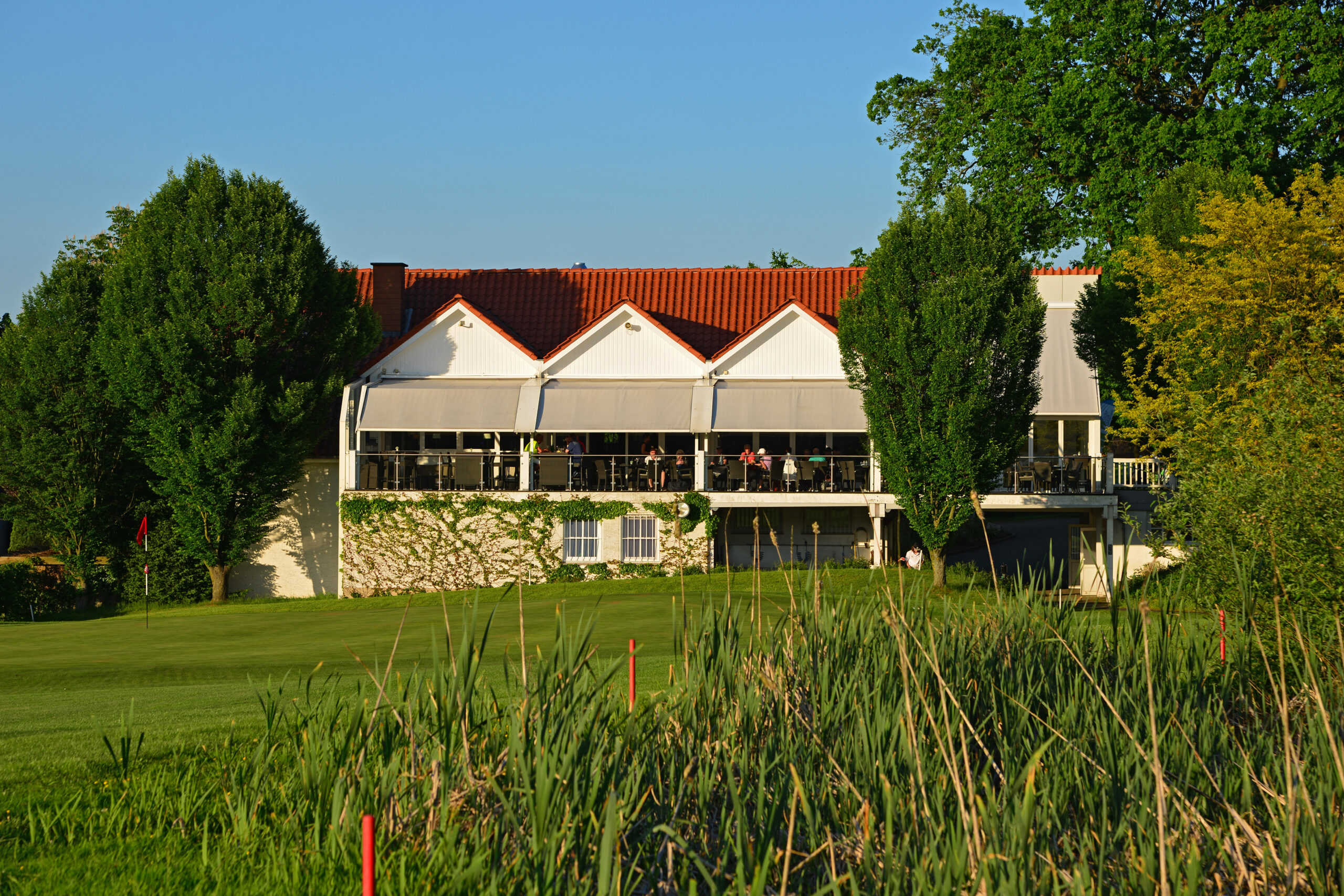 Clubhaus vom Golf-Club Widukind-Land mit sonniger Terrasse