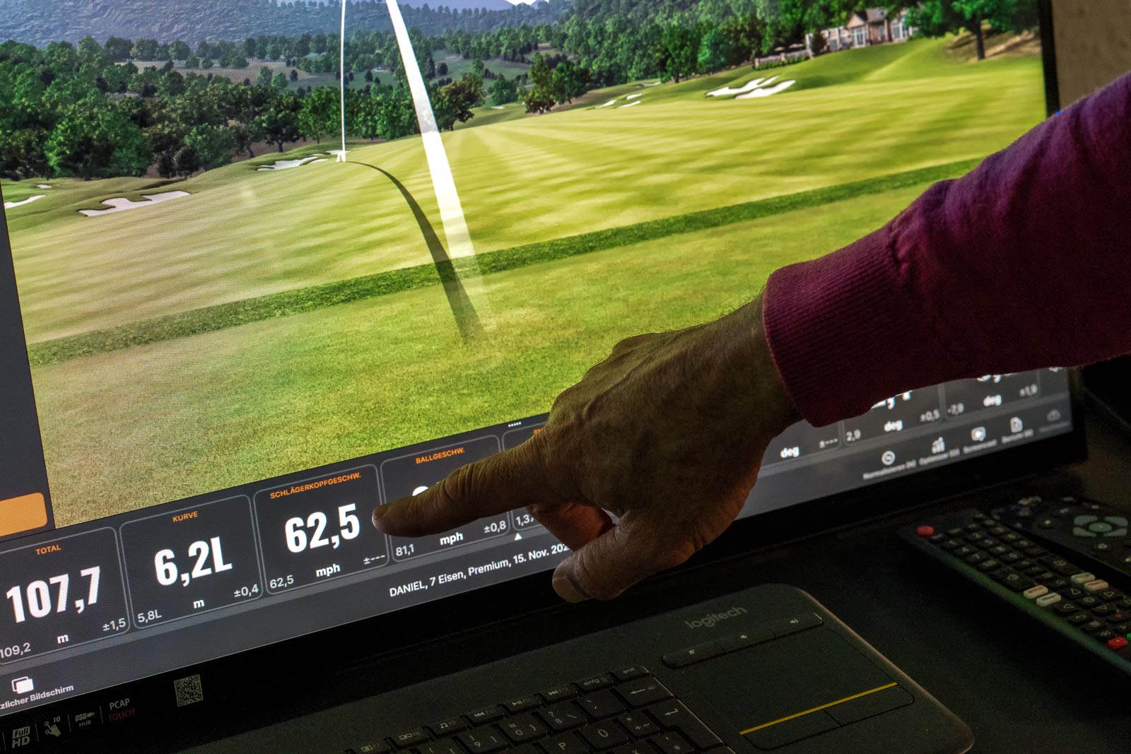 Virtuelle Driving Range mit Daten vom auf der TrackMan auf dem Monitor.